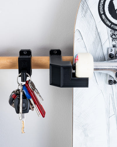 "Explorer on Wheels" Skateboard Stand 